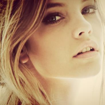 Blairewynnf's profile picture. 19. Too Far. Madre de Nate. El no era lo que me hacia huir. El era lo que me hacia querer quedarme. Llevo una nueve milímetros conmigo y se usarla.