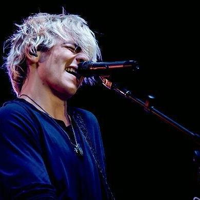 in desperate need to go to an R5 concert