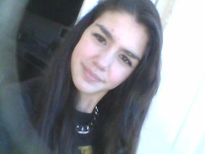 //Alguém k n provoca seu sorriso n merce sua lágrima//