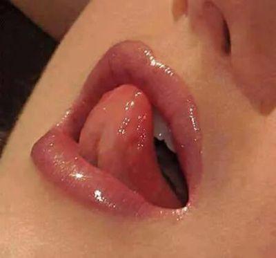 سكسيه مووووت احب النيك علي اشكاله  ابي انسان جاااااااد وبسريه
