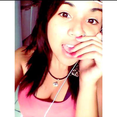 Ela tem rosto de princesa, estilo de maloqueira
Essa mina é mó zueira, mina é mó zueira 
 Ketly Buls 
Namorando 
Bonde da Stronda no sangue ✌✌