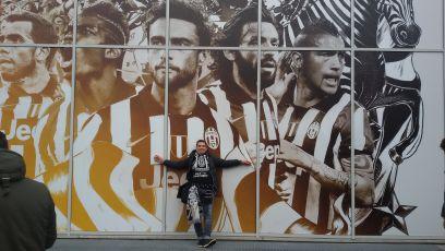 Mi chiamo Cosimo rapaná. Ho 41 anni e sono single. sono un operatore ecologico e nella vita seguo la mia unica passione: la Juventus.