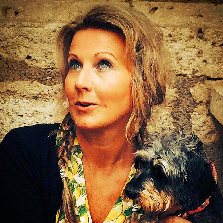 Happy go lucky marketeer, who loves her woofers Mabel, Doris & Rigsby, Harlequins, tulips & Britannia!