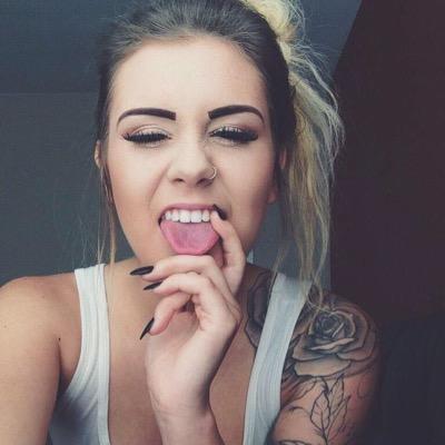 Tweeting Beautiful Babes & Woman Crushes from around the World.