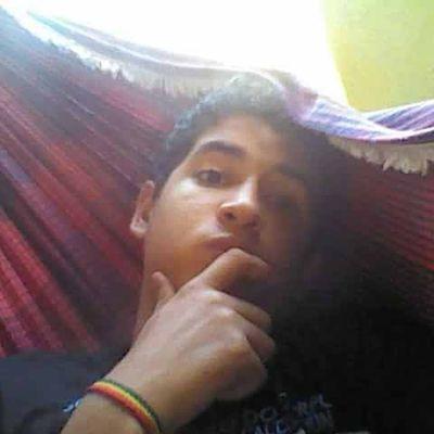 adoro praia,pizza,futebol, Hambúrguer e etc..