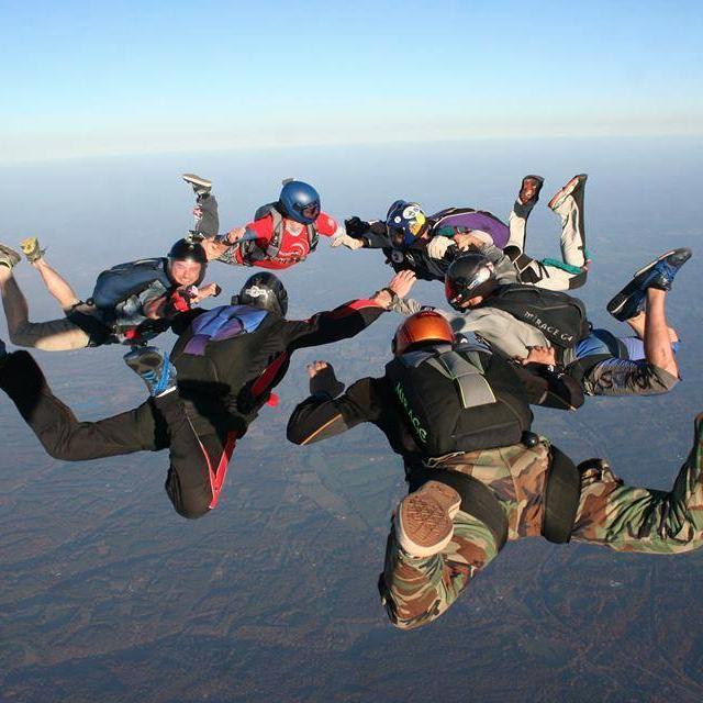 Tennessee skydiving at it's best! Close to Nashville, Clarksville, and Chattanooga, tandem skydive from 14,000 feet with amazing views of the Kentucky lake.