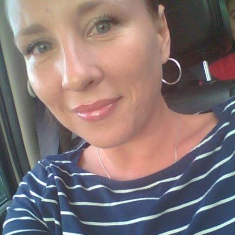 CA girl living in the beautiful burbs of NY with 3 gorgeous babes, 3 pets & all the amazing chaos.  Trying to make every moment count!!