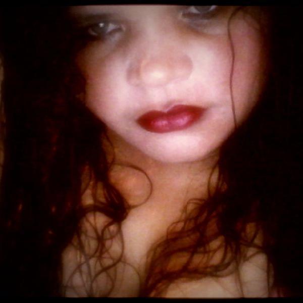 helena3716's profile picture. Quero ficar perto de ti, colocar as minhas mãos sobre as tuas, ver os teus olhos e descobrir os segredos do amor.
Beijar teus labios maravilhosamente delicados,