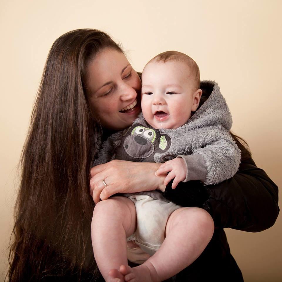 Children's portraiture photographer in Stirling UK. Specialist of newborn, baby, toddler, sibling and cake smash studio photo shoots