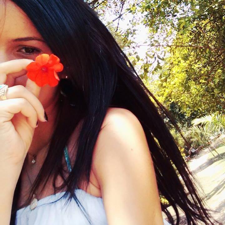 ''Nem tudo são flores,por isso planto flores''.