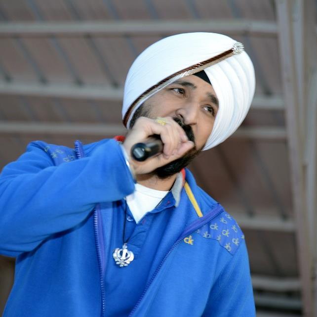 A versatile singer (Hindi, Punjabi, Sufi) from Delhi/NCR.