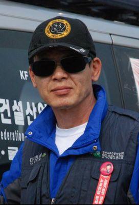 보수세력들에게 당할만큼 당했고  속을만큼  속고  살아온세월  / 사랑없는 사랑 찾아 / 자유없는 자유찾아 / 길없는 길찾아