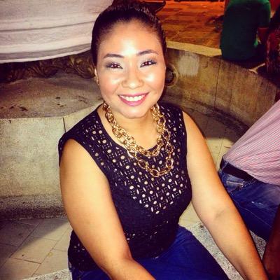 Samaqueña de alma y nacimiento, bailo mi vida en medio de las dos cuartas que separan a mi cerebro de mi corazón.