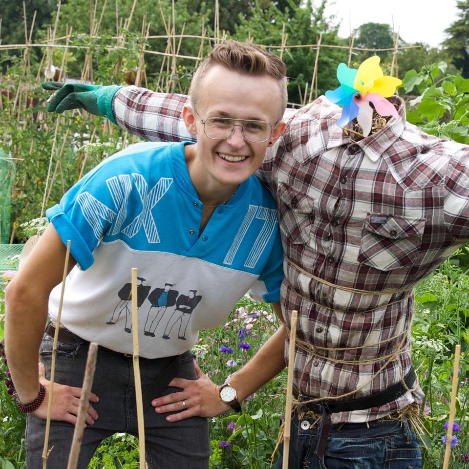 grown my own since a wee kid! allotmenteer chicken man, bee keeper, artisan food & drinks lover, love sharing my love, positive & always open to giving it a go!