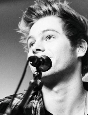 follow @lukecapella ilysm xx tysm if you follow :-)) ask for a fb. i love 5sos and pizza wooooo :)