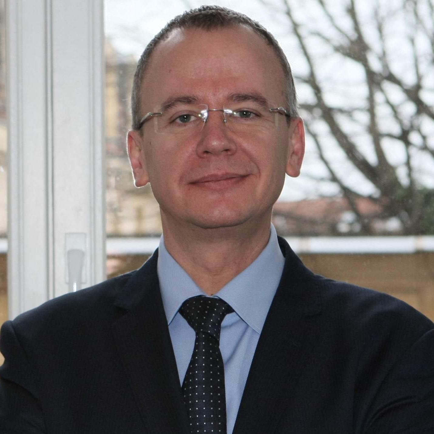 Entrepreneur depuis 30ans, expert en performance commerciale MAVEN, épicurien passionné de relations humaines, de réseaux, de moto. animateur @argentobusiness