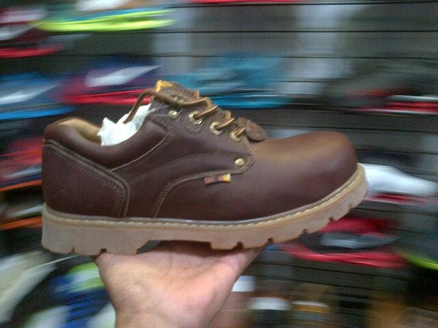 Menjual,macam2 sepatu, branded,handmade,lokal.mau jadi reseller invite  2AE09DDA ☎.085330562000.