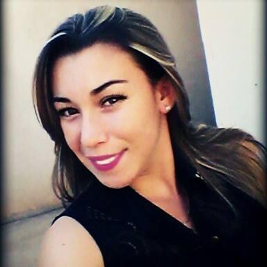 Elα é perfeitα, mαs tem inúmeros defeitos. Elα fαlα αlto, gritα, dá gαrgαlhαdαs, mas se fαz de tímidα. Elα é sαntα, mαs sabe provocαr ★