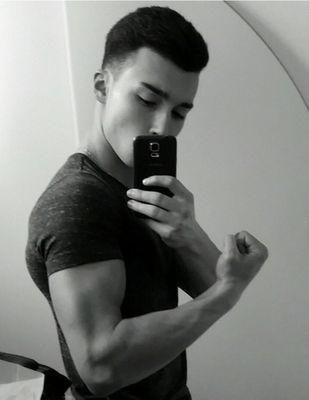 Il existe dans le coeur humain un désir de tout détruire. Détruire c'est affirmer qu'on existe envers et contre tout.