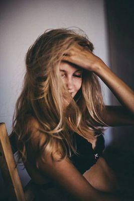 ‏‏‏انا فتاة ذات ال22سنه ،قلبي اشبه ان يكون بقلب طفله .. ومافي اسرع من دمعتي .. اكره الي يسبب لي الحزن مين ماكان 7F564FF7
