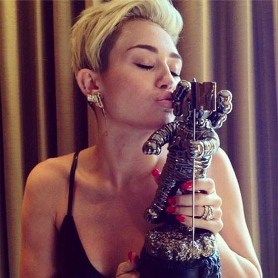 Oi, abri um twitter com fontes de informações sobre a Miley e preciso de seguidores, juro que não vão se arrepender de seguir. Sigam, por favor: @SmilersBRPT