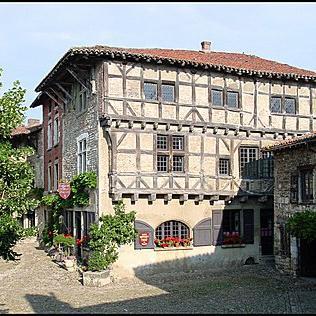 L’Hostellerie de Pérouges vous accueille dans son cadre médiéval en plein cœur de la cité de #PEROUGES.