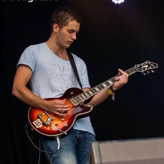 Administrateur bij KortVeen Reclame | gitarist bij ReFill | muziekliefhebber |