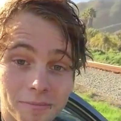 please follow @lukeslegs69 and rt and tag @5SOS please https://t.co/Plii2rJWeP
