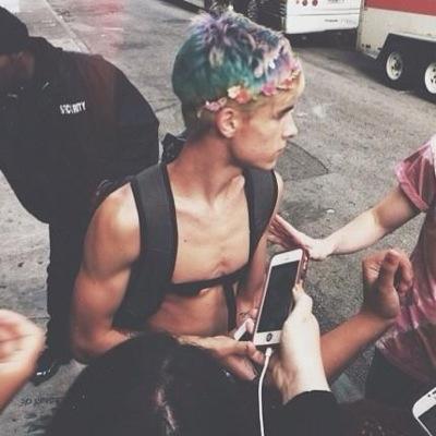 FlyWithMc's profile picture. Your gay best friend (kian)