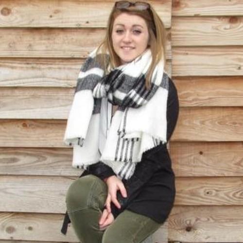 Snap: margaux.shdr  Parfois, c'est mieux d'être seul. Personne ne peut te blesser.