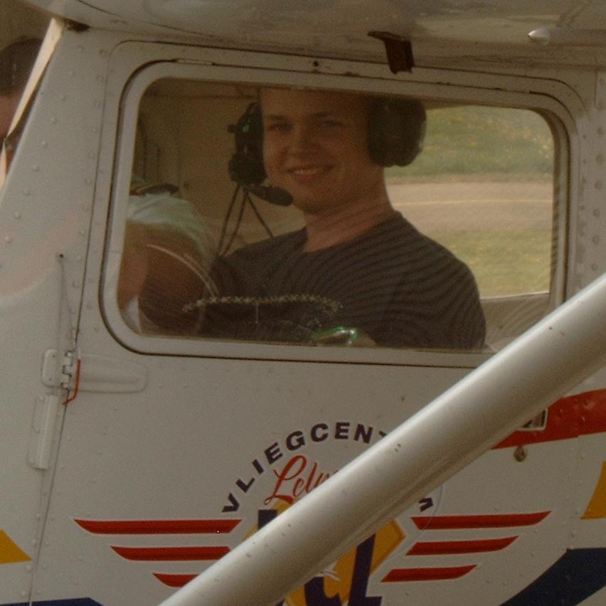 Dennis Brugman, 25 Years old, (re)tweet about aviation related things --To most people the sky is the limit; to those who love aviation the sky is home--