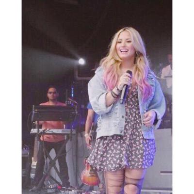 i follow back and go follow- @demisparade