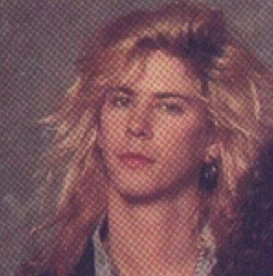 9 pendejos y 5 viejos son mi puta vida. Duff McKagan es todo lo que está bien. Axl viejo verde. Slash guitarriame esta. [where's my vodka?]