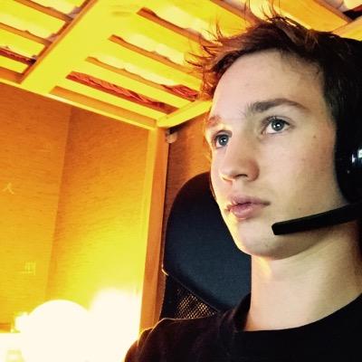 Regarde comme il fait beau dehors
C'est l'heure pour aller jouer
Regarde comme il fait chaud dehors
Faut sortir s'aérer ♫♪♫♪♪