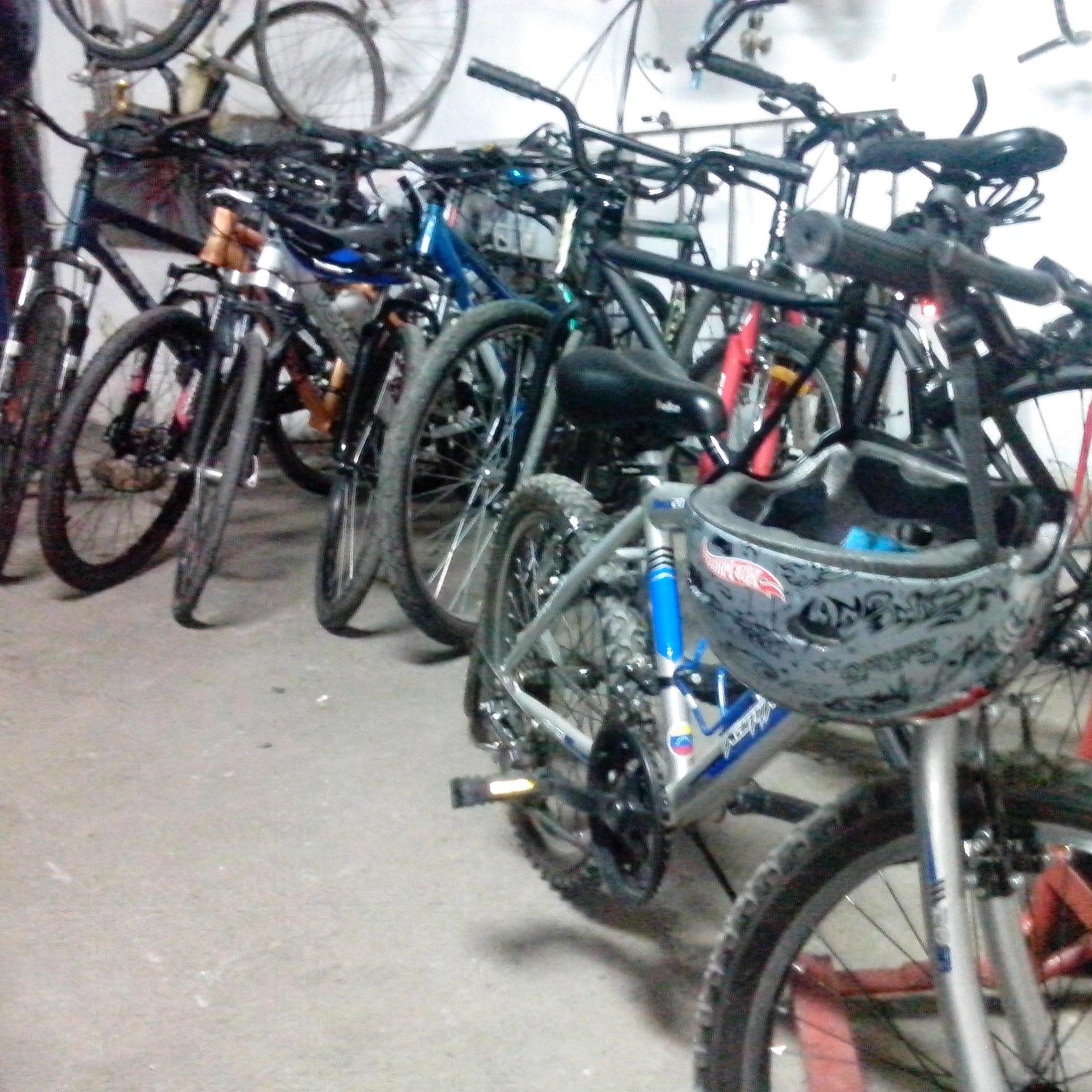 Taller mecánico especializado en bicicletas, somos unos apasionados con algunas herramientas que nos enamorados de este fabuloso medio de transporte.