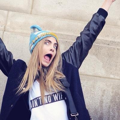 “Restano i fantasmi, loro con me ci stanno sempre mica come tutti voi altri.” 18, single.