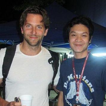 ชีวิตเรียบง่ายคือชีวิตผม 
ชีวิตวุ่นวายคือชีวิตคนอื่น 
อยู่ง่ายกินง่ายคือชีวิตผม 
ยุ่งยากเรื่องมากนั่นไม่ใช่ผม.