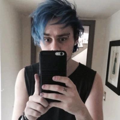 i like 5sos and food :3 new account. used to be @niallsbabe5320.  0/4, slightly offended (jkjk)