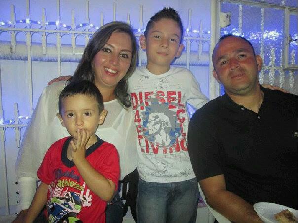 Casado, dos Hijos , Que hermosa Familia, gracias Dios.