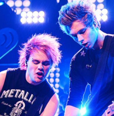 follow my account @nukekisses and @News5SOSand1D and ask @News5SOSand1D for dms to 5/4 or 3/5