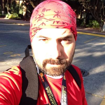 Un vigilante camina solo con frecuencia, pero siempre tiene amigos cerca
