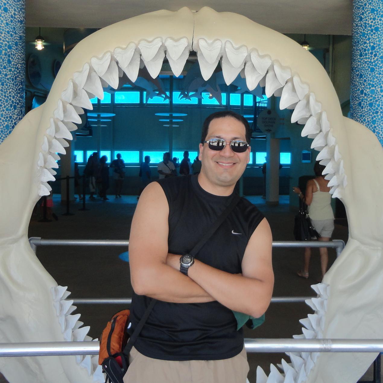 Instructor de Buceo PADI Músico aficionado (Guitarrista) Economista(UCV),