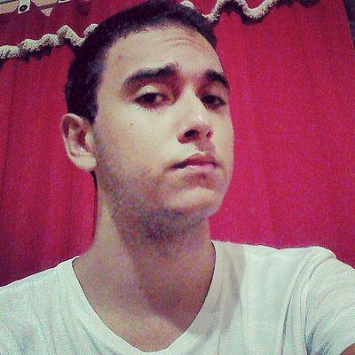 Ator, 19 anos, carioca, amante de livros, viciado em séries de tv e aspirante da vida