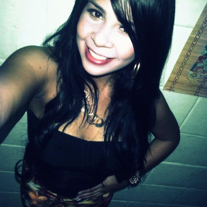 Enamorada de  la vida =) hay que vivir el presente=) pasado es pisado..     Dios en ti confio.,.,..