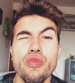 o Carlos faz uns videos, sou uma das doidinhas que gostam e.. é isso aeeee 18/12/14 @WhoIsCarlos Que todo amor dado seja recíproco