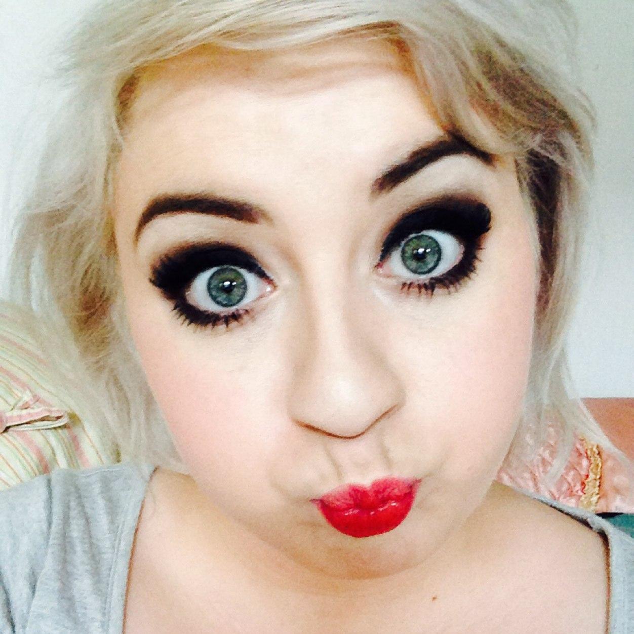 Singer, Barista, trainee hairdresser and giggler.