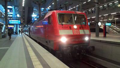 最近の趣味は海外鉄道旅行。電気機関車最高だよ。ちなみに、英語は大の苦手。語学全般が嫌い。良くわからない列車に乗って、行き先が違うということもしばしば。愛知県のあたり出身。