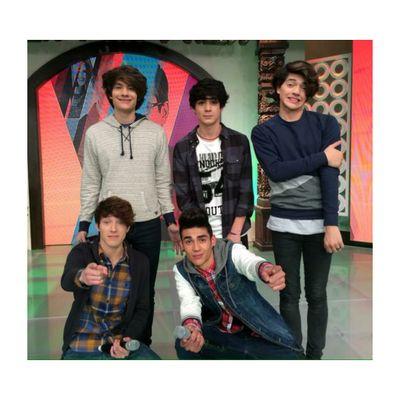 eres mi amanecer, eres mi anochecer, eres la estrella que guía la luz de mi vida al anochecer, team dedicado a 5 locos enamorados de la música @somosCD9