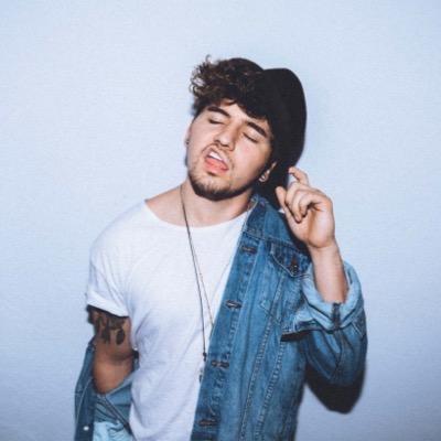17, I skateboard. That's basically my whole life. @LiaMarieLynn is my bae.