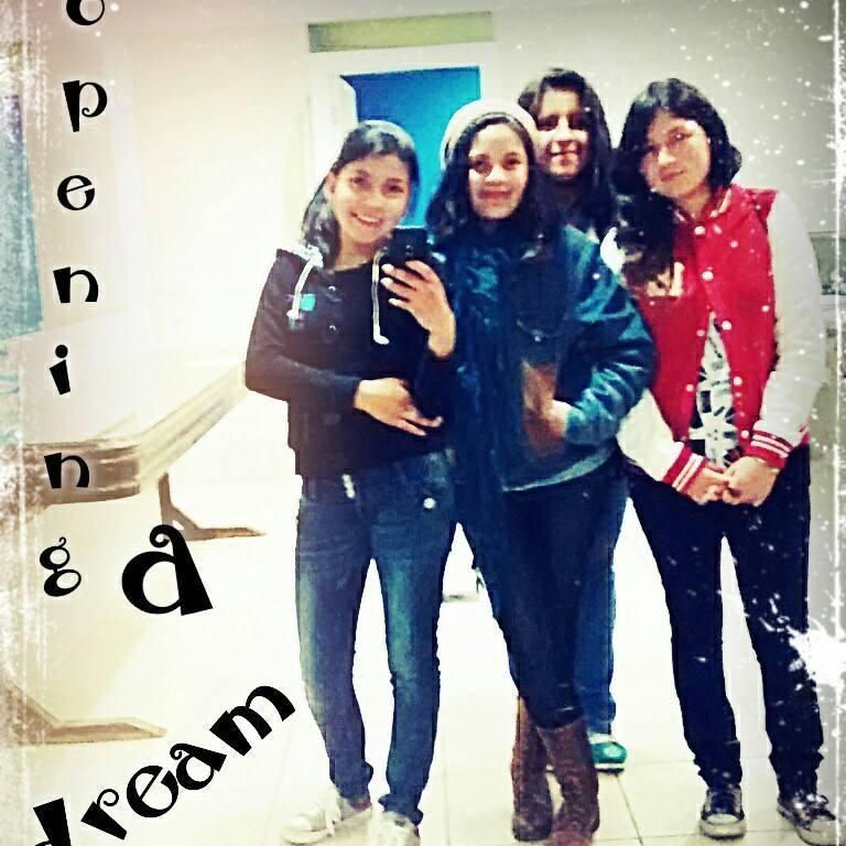 Somos Tefi, Dani , Angie, vicky somos de La Paz Bolvia y juntas formamos una girl band llamada Opening a Dream ! :)